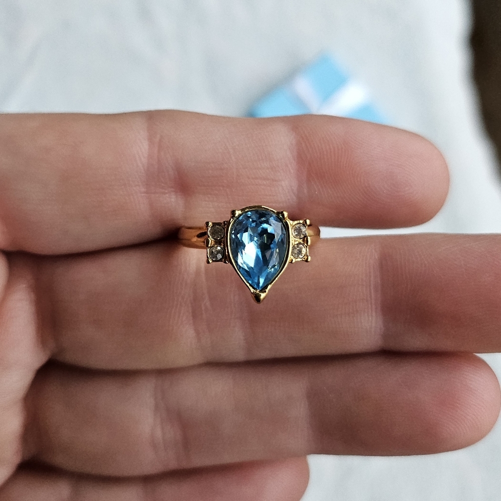 Avon Blue Topaz Teardrop Ring With Clear Rhinestones, Goldtone, Size 8, NWOT